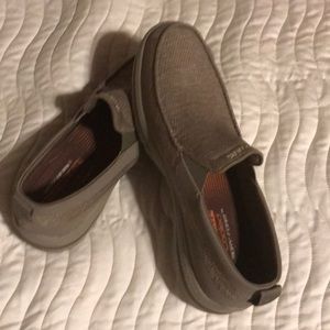 NWOT, Men’s Sketchers pull on.